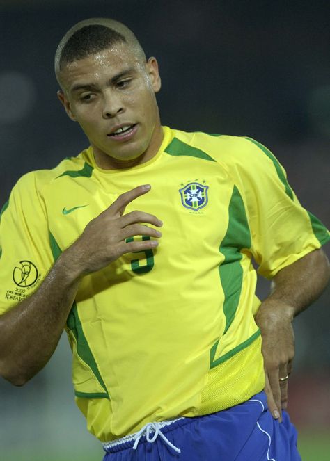 Of course, no talk of World Cup haircuts is complete without the most famous do of them all, Ronaldo’s 2002 hair island. Ronaldo 2008 Haircut, Ronaldo With World Cup, Brazilian Ronaldo, Ronaldo Brazil, Ronaldo Portugal World Cup 2022, Ronaldo 2014 World Cup, Ronaldo Hair, Soccer Players Haircuts, Brazilian Soccer Players