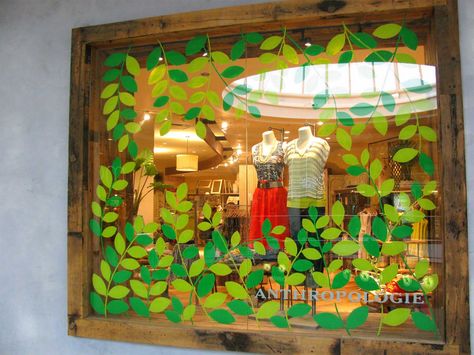 Window painting: Make a stamp or use a stencil for these leaves. Add a few more each week until "spring" turns into full-blown "summer"! Spring Window Display, Micro Creche, Summer Window Display, Paint Vinyl, Window Mural, Summer Window, Store Window Display, Store Window Displays, Spring Window