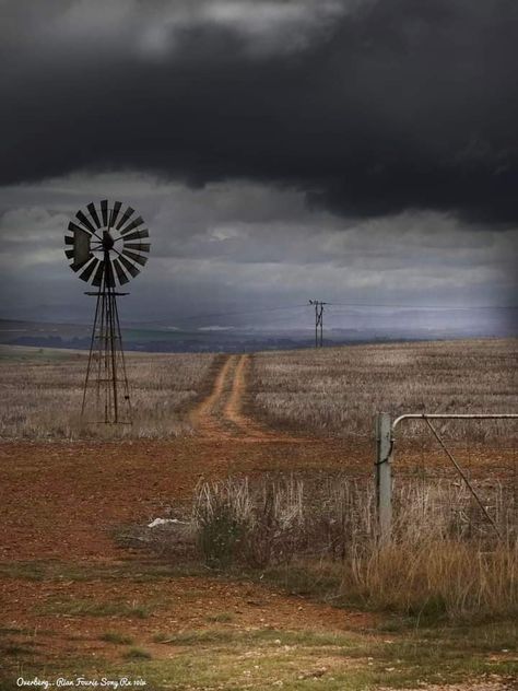 Western Landscaping Ideas, Water Windmill, Windmill Photos, Farm Windmill, Rural Photography, Wind Mills, African House, Country Photography, Old Windmills