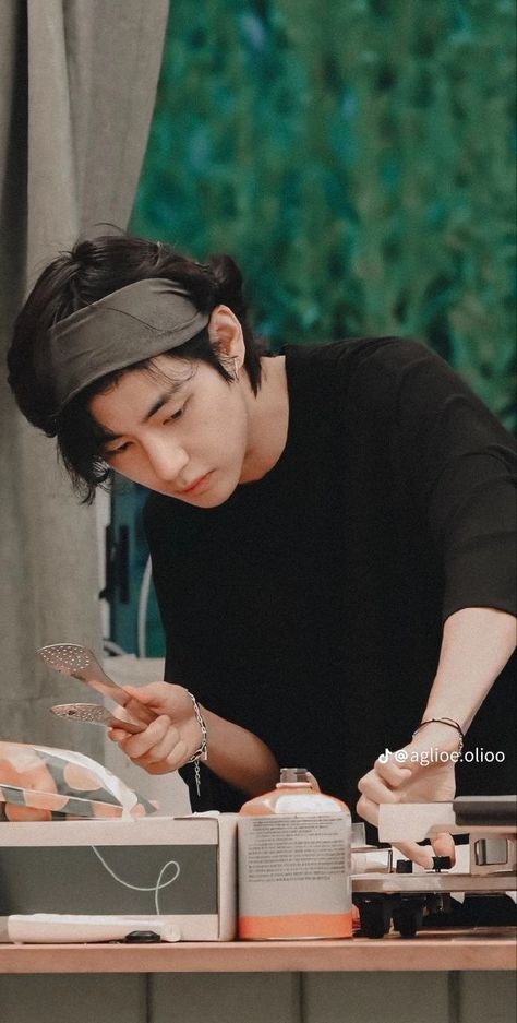 Taehyung Cooking, Me Myself And Taehyung, Cooking Pics, Taehyung Pictures, Bts Danger, Bts In The Soop, Taehyung Kim, Army Wallpaper, Taehyung Wallpaper