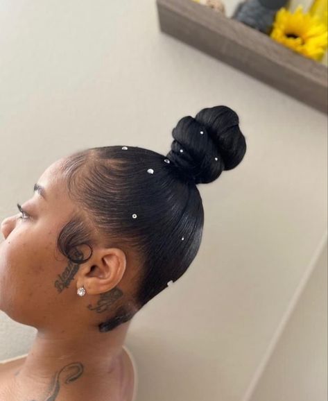 Hair Bun Ideas, Curly Hair Bun, Bun Ideas, Black Ponytail, Curly Bun, Sleek Ponytail Hairstyles, Black Ponytail Hairstyles, Pelo Afro, Hair Twist Styles