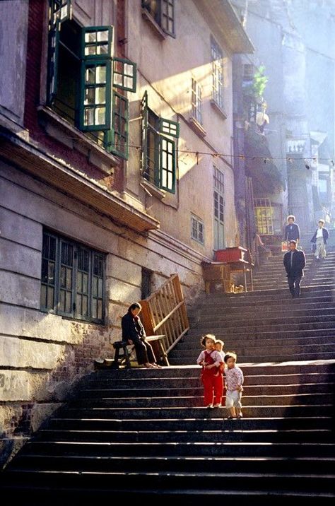 PHOTOGRAHER: Fan Ho Street Photograph ~1954-2004 Street Photography Urban, Street Photography People, City Streets Photography, Urban People, Fotografi Kota, Cinematic Photography, Urban Life, Colour Photograph, Foto Inspiration