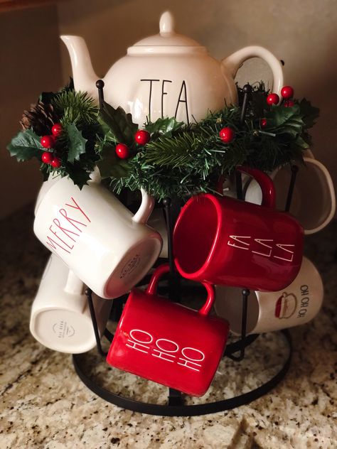 Christmas Coffee Mug Display, Rae Dunn Mug Display, Rae Dunn Decorating Ideas, Rae Dunn Christmas Display, Kitchen Decor Christmas, Rae Dunn Mugs, Coffee Mug Display, Display Kitchen, Diy Coffee Bar