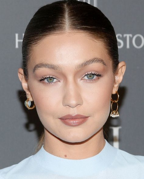 Gigi Hadid Face Shape, Gigi Hadid Eyeliner, Gigi Hadid Eyebrows, Gigi Hadid Runway Makeup Looks, Gigi Hadid Blue Makeup, Gigi Hadid Blue Eyeshadow, Gigi Hadid Modeling, Gigi Bella, Grey Makeup