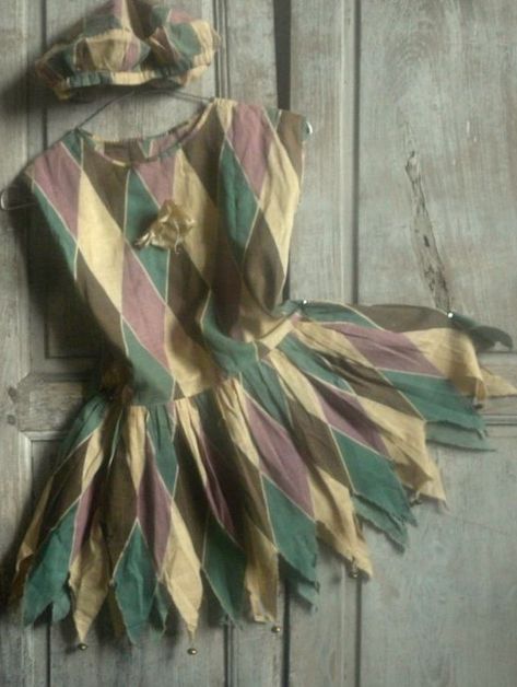 Vintage Circus Costume, Jester Costume, Circus Aesthetic, Clown Clothes, 18th Century Costume, Mardi Gras Costumes, Circus Costume, Vintage Clown, Halloween Inspo