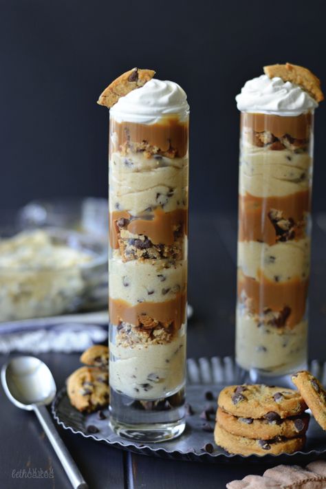 Caramel Cookie Dough Trifles Dessert Shooters Wedding Recipe, Cookie Dough Mousse, Mini Christmas Trifles, Boozy Dessert Shooters, Christmas Dessert Shooters, Christmas Individual Desserts, Christmas Dessert Cups, Cookie Dough Trifle, Shooters Desserts