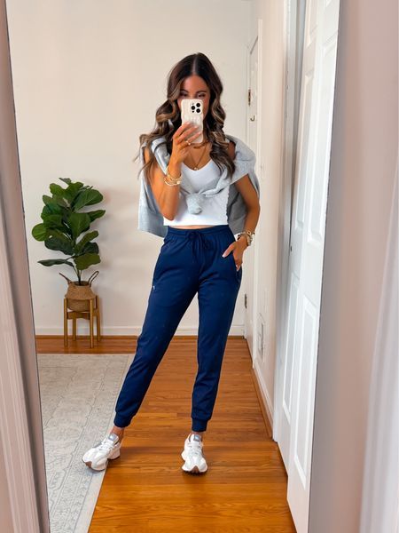 Navy Blue Joggers Outfit, Blue Joggers Outfit, Amazon Joggers, Jogger Pants Outfit Women, Outfits Jogger, Jogger Outfits, Joggers Outfit Women, How To Wear Joggers, Jogger Outfit