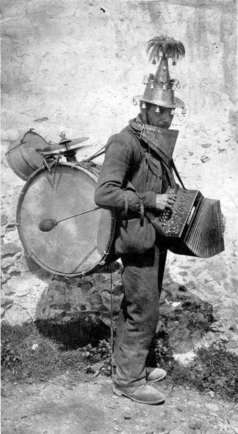 One Man Band Ca 1900 One Man Band, Best Guitar Players, Man Band, Street Musician, Old Photographs, Foto Vintage, Vintage Drums, Vintage Band, Mens Band