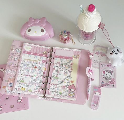 Sanrio Planner, School Belongings, Sanrio Journal, Kawaii Planner, Sanrio Pink, Cute School Stationary, Bullet Journal Notes, Bulletin Journal Ideas, Pretty Journals