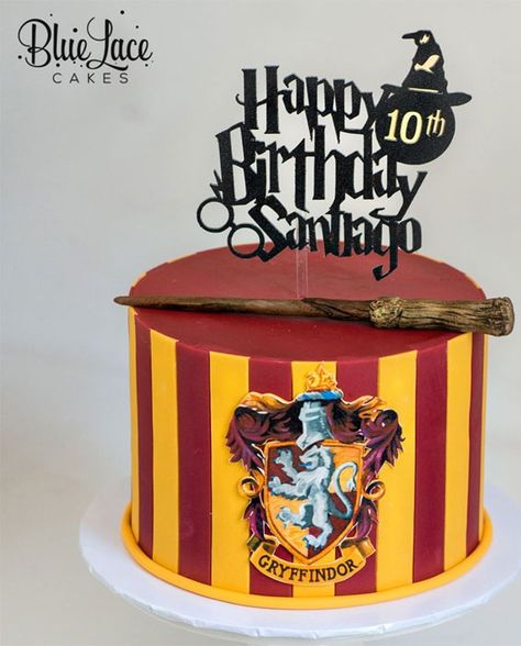 Gryffindor Birthday Cake, Gryffindor Cake Ideas, Harry Potter Cake Gryffindor, Gryffindor Cake, Harry Potter Cakes, Harry Potter Birthday Cake Ideas, Gryffindor Uniform, Harry Potter Birthday Cake, Harry Potter Bday