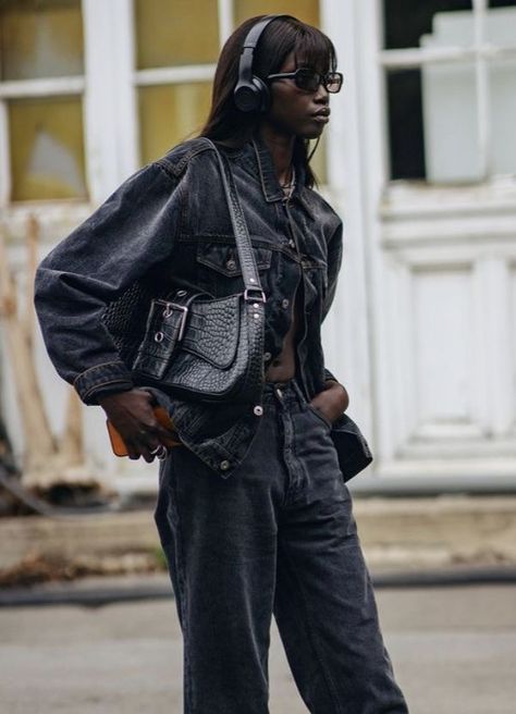 Anok Yai Street Style, Headphone Outfit, Anok Yai, Models Off Duty Style, Denim On Denim, Designer Denim, Tech Fashion, All Black Outfit, Print Dresses