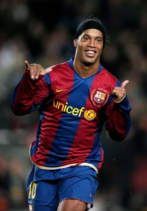 Ronaldinho Wallpapers, Fc Barcelona Players, Kartu Pokemon, Barcelona Players, Ronaldo Football, Barcelona Soccer, Messi And Ronaldo, Best Football Players, Football Images