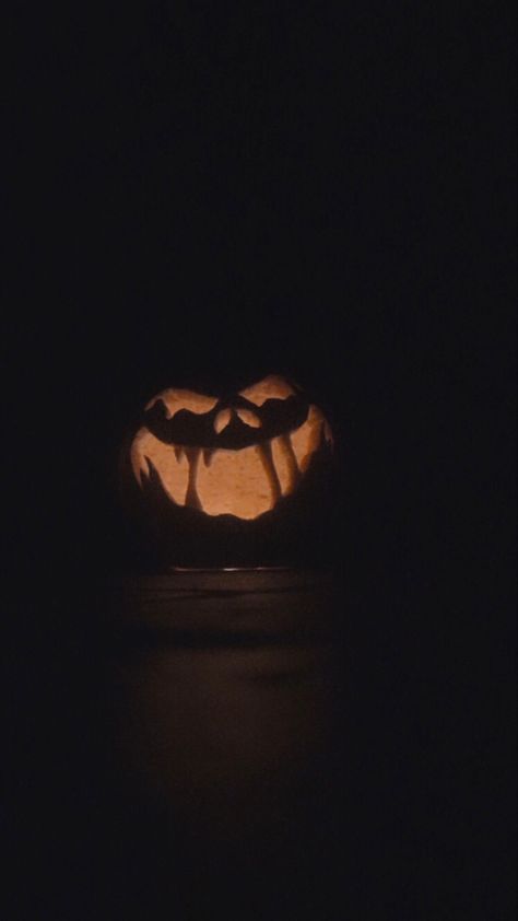 Grunge Pumpkin Carving, Goth Pumpkin Carving Ideas, Aesthetic Jack O Lantern, Jackolantern Aesthetic, Jack O Lantern Aesthetic, Vampire Widgets, Spooky Pumpkin Carving Ideas, Jack O Lantern Ideas, Pumpkin Inspo