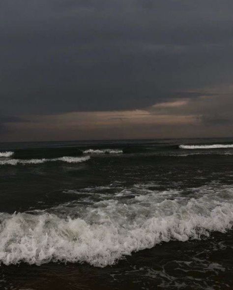 Seni Vintage, Beach At Night, Art Ancien, Dark Paradise, Dark Photography, Han Jisung, Night Aesthetic, Nature Aesthetic, Pretty Places