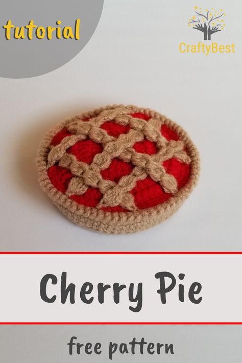 How to crochet a cherry pie, for decoration or play food. Very easy and fast project. Crochet Food Bag, Crochet Bakery, Pie Crochet Pattern, Pie Patterns, Crochet Pie, Crochet Shapes, Yarn Projects Crochet, Fancy Kitchen, Crochet Critters