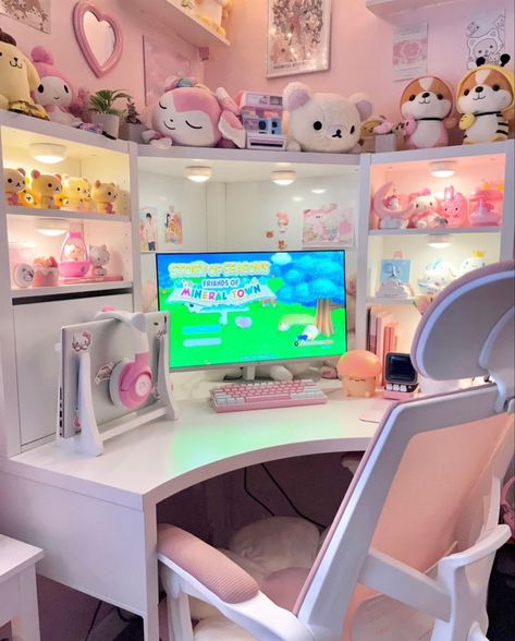 ig-@sanr1ta Pink Desk Setup, Comfy Aesthetic, Dream Setup, Small Game Rooms, Bedroom Ideas Aesthetic, Pink Desk, Otaku Room, Aesthetic Room Ideas, Desk Inspo