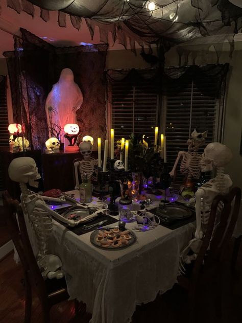 Exorcist Themed Party, Haunted House Dining Room, Haunted Rooms Ideas, Sweet 16 Halloween Theme, Horror House Ideas, Haunted Manor Decor, Diy Haunted House Decor, Vampire Halloween Decor, Halloween Decor Inside