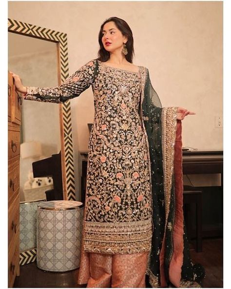 Crochet Cable Knit, Latest Casual Dress, Fashion Dress Up Games, Hania Amir, Pakistani Couture, Modern Party, Amazing Dresses, Crochet Cable, Casual Indian Fashion