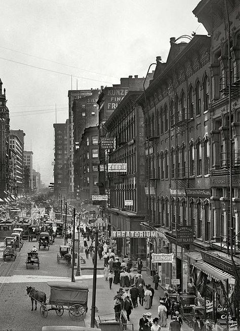 Chicago State Street 1907. Moose Tracks, Chicago Vintage, Chicago Pictures, Chicago School, Chi Town, Chicago History, Chicago Travel, Chicago Photos, My Kind Of Town