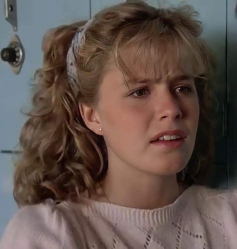 Elizabeth Shue Hair, Iconic 80s Hairstyles, Elizabeth Shue 80s, 80s Actors Women, Early 80s Hair, Ali Mills Karate Kid, Elisabeth Shue 80s, 80s Hairstyles Short Hair, Ali Karate Kid