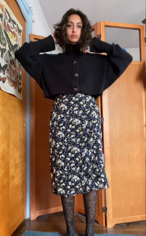 Floral Skirt With Sweater, Dark Floral Skirt Outfit, Long Floral Skirt Outfit Winter, Floral Slip Skirt Outfit, Floral Punk Outfits, How To Style Patterned Skirt, Floral Skirt Fall Outfit, Floral Skirt Outfits Winter, Black Cardigan Skirt Outfit