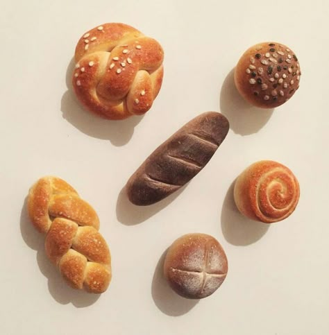 Bread Clay Crafts, Clay Fridge Magnets Diy Food, Magnet Clay Ideas, Polymer Clay Bread, Polymer Clay Fridge Magnets, Clay Fridge Magnets Diy, Clay Magnets Diy, Bread Clay, Clay Fridge Magnets