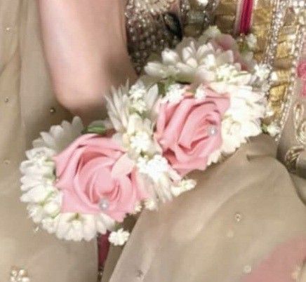 Pink Gajra In Hands, Flower Gajra, Baat Pakki, Flower Wedding Band, Fresh Flower Jewelry, Wedding Flower Jewelry, Haldi Outfit, Fancy Flowers, Girly Dp