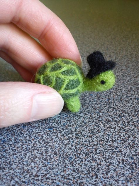 needle felted turtle Felted Turtle, Felt Turtle, Felted Creatures, Tovad Ull, Turtle Crafts, Needle Felting Diy, Felt Creations, Needle Felting Tutorials, Needle Felting Projects