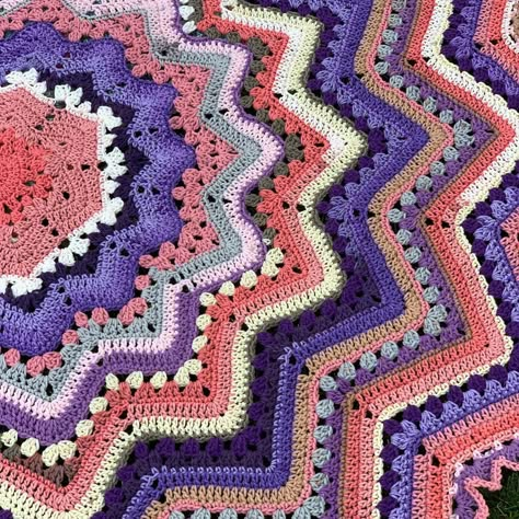 Bright spring colors will lighten your mood. Crochet Star Blanket, Crocheted Cow Pattern, Kid Blanket, Crocheted Blankets, Ripple Stitch, Crochet Hearts, Baby Blanket Size, Crochet Star, Star Blanket