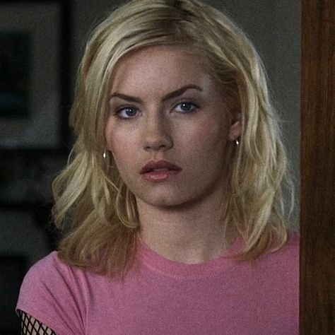 Elisha Cuthbert Makeup, Elisha Cuthbert Girl Next Door, The Girl Next Door Aesthetic, Elisha Cuthbert 2004, Elisa Cuthbert, Elizabeth Cuthbert, The Girl Next Door 2004, Scene Film, Flowers Field