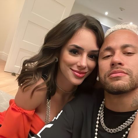 With Bruna 💕 . #neymarjr #brunabiancardi Neymar And Bruna Biancardi, Neymar And Bruna, Brazil Team, Hailey Justin, Football Wags, Cutest Couple Ever, Soccer Quotes, Friend Poses Photography, Soccer Pictures