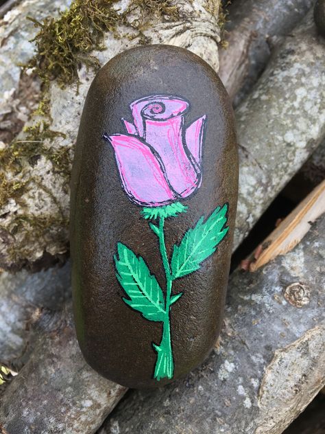 Rose painted rock Roses Painted On Rocks, Rose Rock Painting, Valentine Rocks, Flower Rocks, Rock Flowers, Story Stones, Painted Rocks Kids, Painted Rocks Diy, Rock Painting Ideas Easy