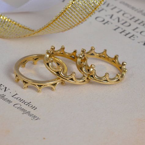 Crown ring, Gold dainty Rings for Women, Minimalist ring, Brass Thumb ring, Bridesmaid gift, King and queen ring, Promise ring by AsianJewelrystore on Etsy Statement Rings Unique, Crown Ring Princess, Diy Earrings Easy, Plain Silver Rings, Queen Rings, Dainty Rings, King And Queen, Thumb Ring, Crown Ring