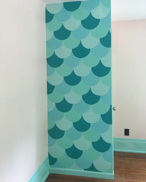 Mermaid scales accent wall. Toddler girl room accent wall Diy Mermaid Scale Wall, Mermaid Scales Painting, Mermaid Theme Wallpaper, Mermaid Toddler Room, Mermaid Theme Bedroom, Mermaid Bedroom Ideas, Mermaid Bedroom Decor, Sea Themed Room, Little Mermaid Bedroom