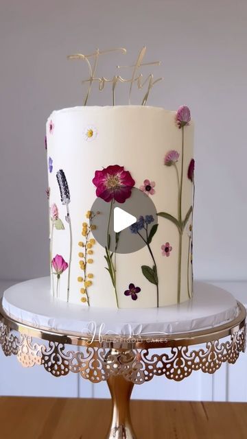 Real Flower Birthday Cake, Real Flower Cake Decorating, Wedding Cake Dried Flowers, Real Flower Cake, Pressed Flower Cake, Dried Flower Cake, Dried Flower Candles, Dried Pressed Flowers, Birthday Cake With Flowers