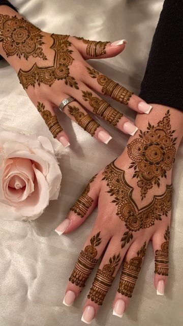 Mehndi Designs Front And Back, Aesthetic Mehndi Design, Henna Main, Finger Mehndi Style, Beautiful Arabic Mehndi Designs, Aesthetic Mehndi, Latest Arabic Mehndi Designs, Henna Tattoo Designs Hand, Simple Henna Tattoo