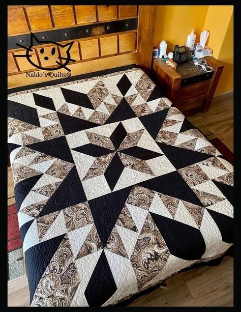 Dark Colored Quilts, Grey Quilts Ideas, Black And White Quilt, Colchas Quilting, Half Square Triangle Quilts Pattern, Quilt Blocks Easy, Log Cabin Quilt Pattern, Quilting Designs Patterns, Scrappy Quilt Patterns