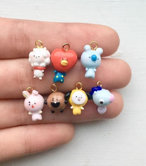 445 Likes, 16 Comments - moo🌸 (@leprachauntea) on Instagram: “I finally finished the BT21 characters except for van but I didn’t have enough time lmao I’ll make…” Clay Crafts Easy, Bt21 Characters, Polymer Clay Kawaii, Clay Diy Projects, Crafts Easy, Polymer Clay Jewelry Diy, Polymer Crafts, Polymer Clay Dolls, Cute Polymer Clay