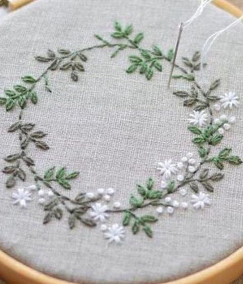 Embroidery Stitches Beginner, Simple Hand Embroidery Patterns, Miniature Embroidery, Embroidery Hoop Wall Art, Diy Embroidery Designs, Hand Embroidery Patterns Flowers, Hand Embroidery Kit, Hand Embroidery Projects, Leaf Flower