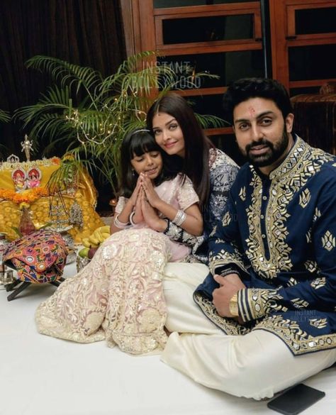 Bachchan family Bachchan Family, Aaradhya Bachchan, Artis India, Abhishek Bachchan, Simple Rangoli Border Designs, Rangoli Border, Aishwarya Rai Bachchan, Fashion Vocabulary, Border Designs