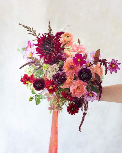 I made a more round-shaped bouquet with the same materials as the previous asymmetrical one. I find that trying out different shapes, styles, or colors really sparks my creativity - especially when I learn from both what works and what doesn’t😊 Garden flower bouquet l Wedding bouquet l Flower education . . . . . #stemslider #stemsliderbouquet #floralbouquet #weddingbouquet #floralbouquets #flowerbouquets #bouquetmaking #sustainablefloristrytechniques #sustainablefloristry #gardenflowers #... Wedding Bouquets Round, Flower Education, Garden Flower Bouquet, Unusual Wedding Bouquets, Floristry Techniques, Mixed Flowers, Unusual Wedding, Garden Flower, Floral Bouquets