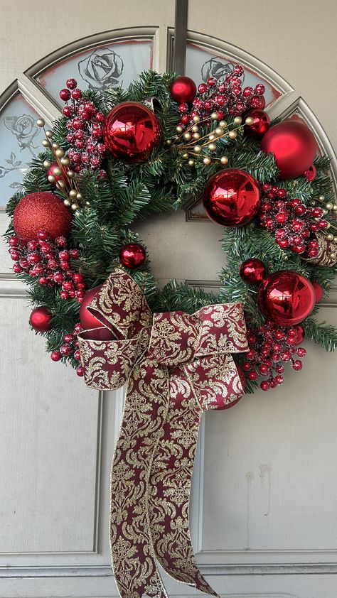 Red gold Christmas wreath 🎄💗 Christmas Wreaths Red And Gold, Wreath Decorating Ideas, Red Ball Ornaments, Gold Christmas Wreath, Red Gold Christmas, Ball Wreath, Christmas Decor Inspiration, Christmas Yard Decorations, Yard Decorations