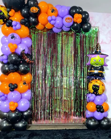 School Halloween Decorations, Globos Halloween, Happy Birthday Halloween, Halloween Balloons Decorations, Halloween Theme Birthday, Fiesta Halloween, Halloween Gift Baskets, Halloween Cake Pops, Halloween Photo Booth