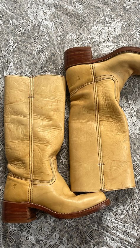 Frye Boots Aesthetic, Frye Campus Banana Boots, Frye Campus Boots Banana, Brown Boots Aesthetic Vintage, Frye Campus Boots Outfit, Vintage Frye Campus Boots, Frye Boots Outfit, Cowboy Boots Aesthetic, Frye Campus Boots