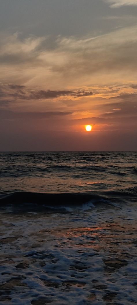 That's juhu beach located in Mumbai, India. Mumbai Beach Aesthetic, Juhu Beach Aesthetic, Juhu Beach Mumbai Night, Juhu Beach Mumbai, Mumbai Beach, Juhu Beach, Mumbai City, Travel Baby, Night Biking