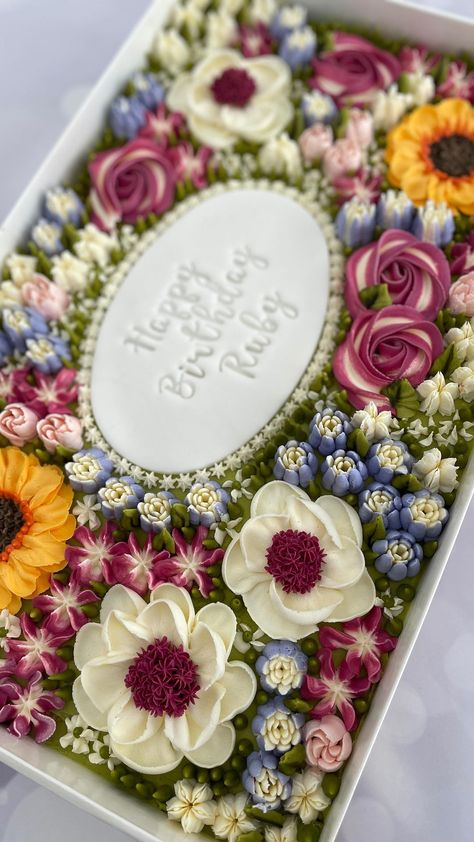 Tickled Fancies on Instagram: "SUNFLOWERS Another pretty traybake, this one had sunflowers requested 🌻 Hope you’re all managing to stay cool in this gorgeous weather��…" Traybake Cake, Cake Decorating Flowers, Dummy Cake, Sheet Cake Designs, Pull Apart Cupcake Cake, Rectangle Cake, Cupcake Cake Designs, Floral Cupcakes, Cute Baking