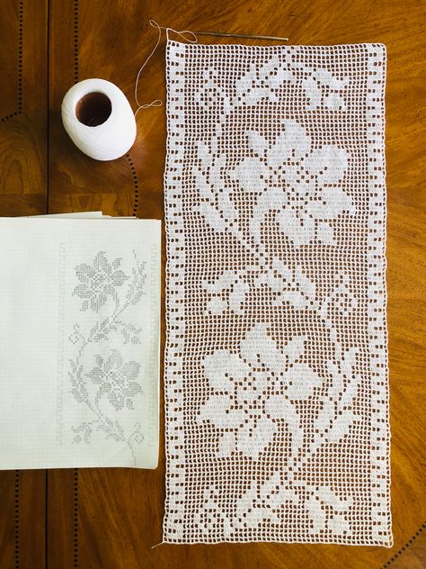 Filet Crochet Charts Flowers, Filet Crochet Tutorial, Filet Crochet Charts Free, Crochet Filet Pattern Free, Filet Crochet Flower, Filet Crochet Patterns Free Charts, Crochet Filet Pattern, Easy Crochet Table Runner, Filet Crochet Table Runner