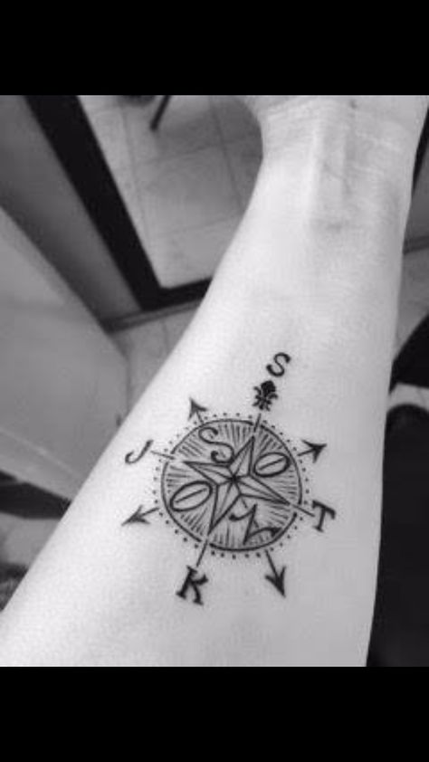 Compass Tattoo Ideas, Kid Name Tattoo, Mommy Tattoos, Bunny Tattoos, Family Tattoo, Tattoo Now, Tattoos Geometric, Tattoo Photography, Initial Tattoo