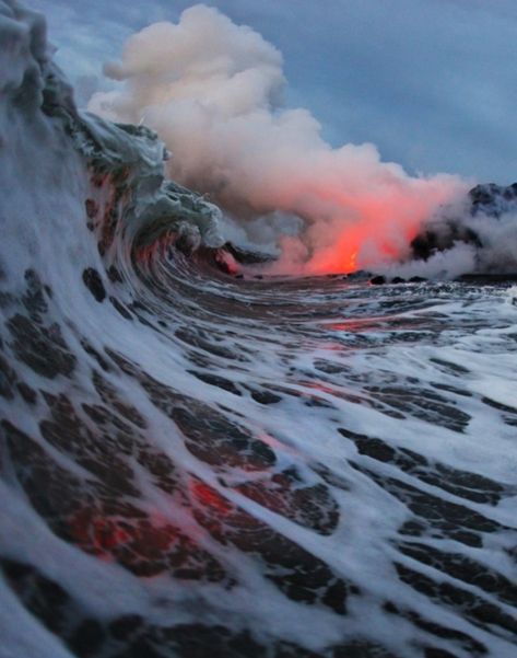 Hawaii Landscape, Ocean Storm, Belle Nature, Surfing Photography, Interesting Places, Beautiful Sea, Haunted Places, Alam Yang Indah, Sleeve Tattoo