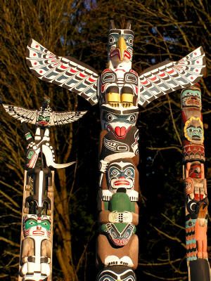 Totem poles symbolize the relationship between humanity and nature. Native American Totem Poles, Native American Totem, Totem Poles, Wilde Westen, Art Premier, Native American Peoples, Totem Pole, Lodge Decor, American Indian Art